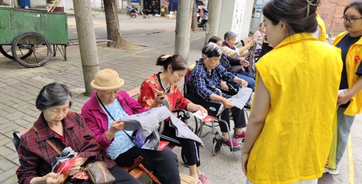 市疾控中心开展五进防艾宣传进社区活动