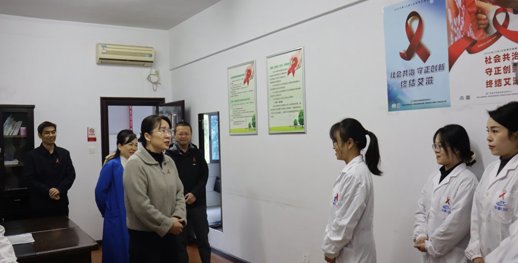 副市长袁世平慰问市疾控中心防艾一线工作人员
