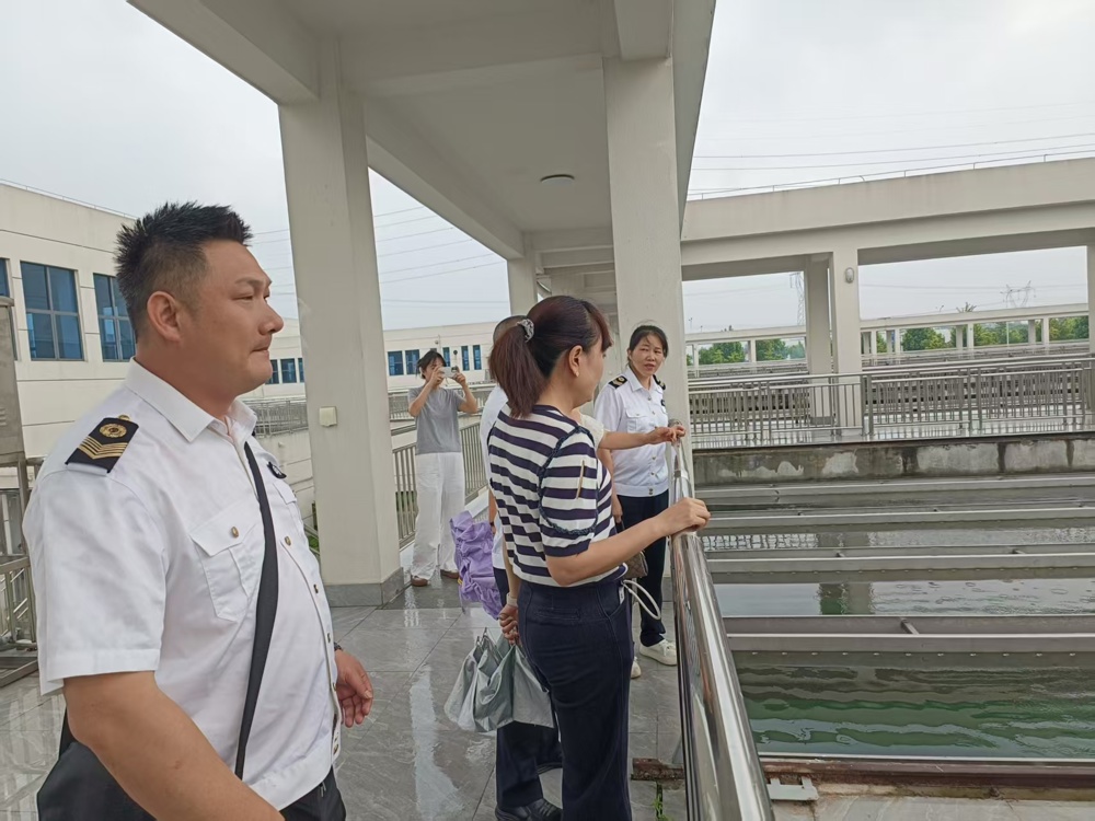 汛期严查防隐患 筑牢群众“安全水”